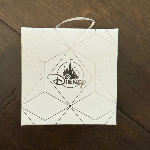 Disney Minnie Mouse hoop earrings NIB - Picture 2 of 4